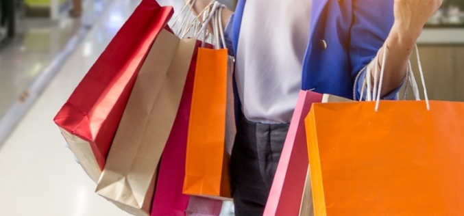 Aperture festive nei negozi: il Governo valuta una possibile revisione della Legge