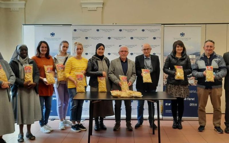 In vista della Pasqua, Ascom Imola dona 70 chili di tortellini alle persone ucraine accolte nei CAS